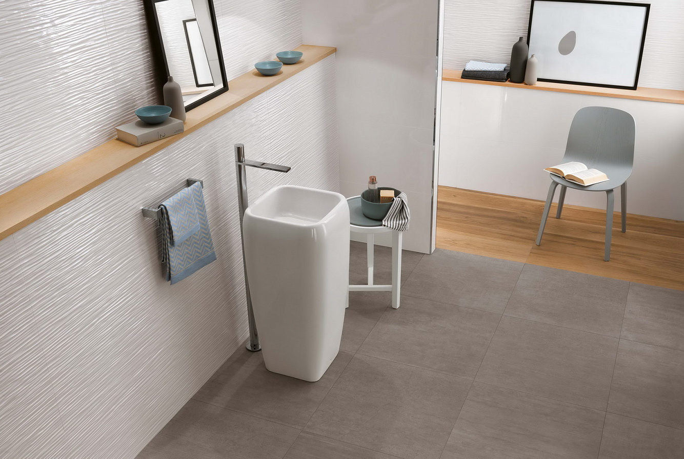 Энергичные рельефные волны плитки 3D WALL DESIGN WAVE струятся вдоль стен.